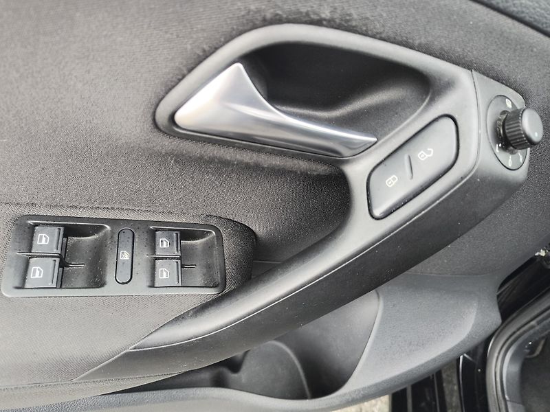 Volkswagen Polo (2009) 1.4 63KW/AC/PDC/ALU/VYHŘ.SEDAD - fotka 37 z 42