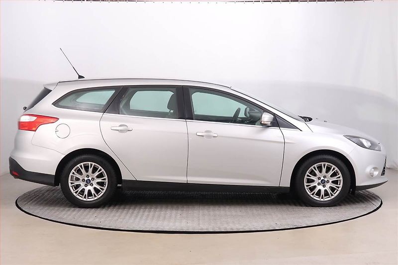 Ford Focus (2013) 2.0 TDCi, Navi, Tempomat - fotka 6 z 19