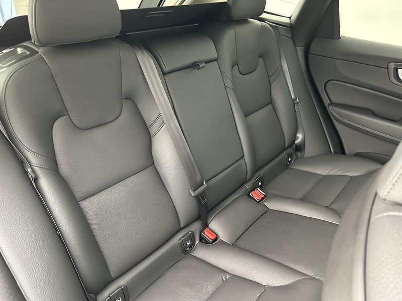 Volvo XC60 2.0  B4 4x4 PLUS  Black - fotka 17 z 30