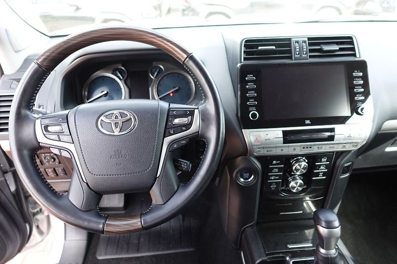 Toyota Land Cruiser 2.8 D-4D Executive Family 7mís - fotka 17 z 38