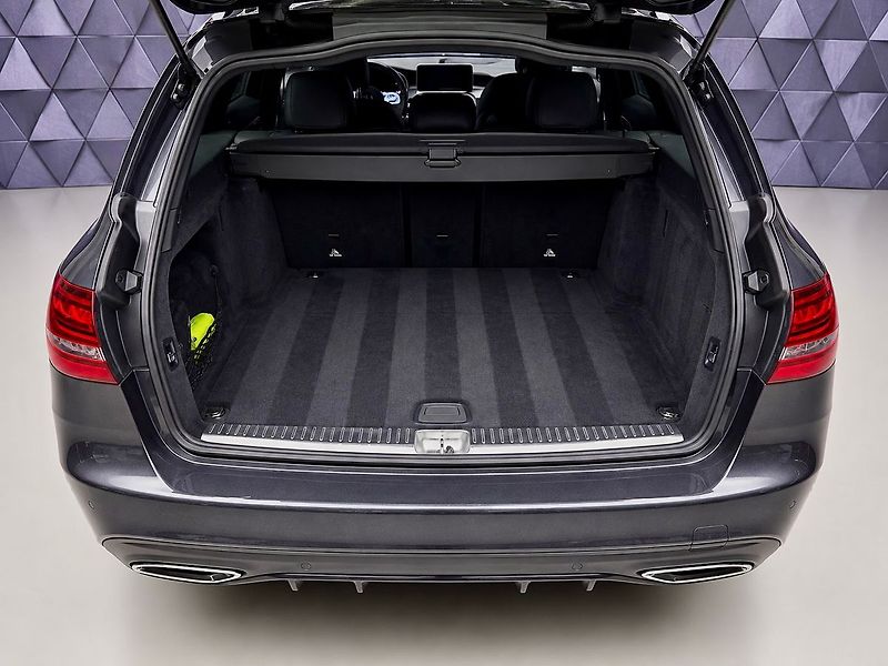 Mercedes-Benz Třídy C 300d AMG, WEBASTO, BURMESTER, - fotka 21 z 22