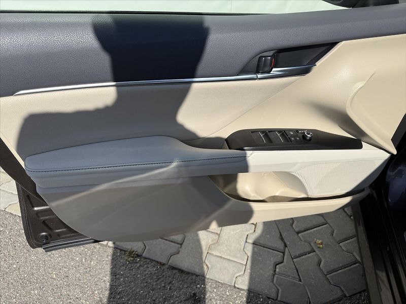 Toyota Camry 2,5 Executive - fotka 19 z 20