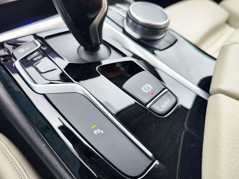 BMW Řada 5 520d/140kW Sportline - fotka 24 z 34