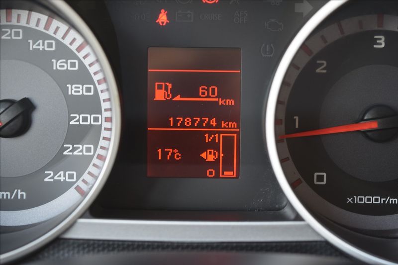 Mitsubishi Outlander 2,2 d 115KW TAŽNÉ 7MÍST 4X4 - fotka 41 z 51