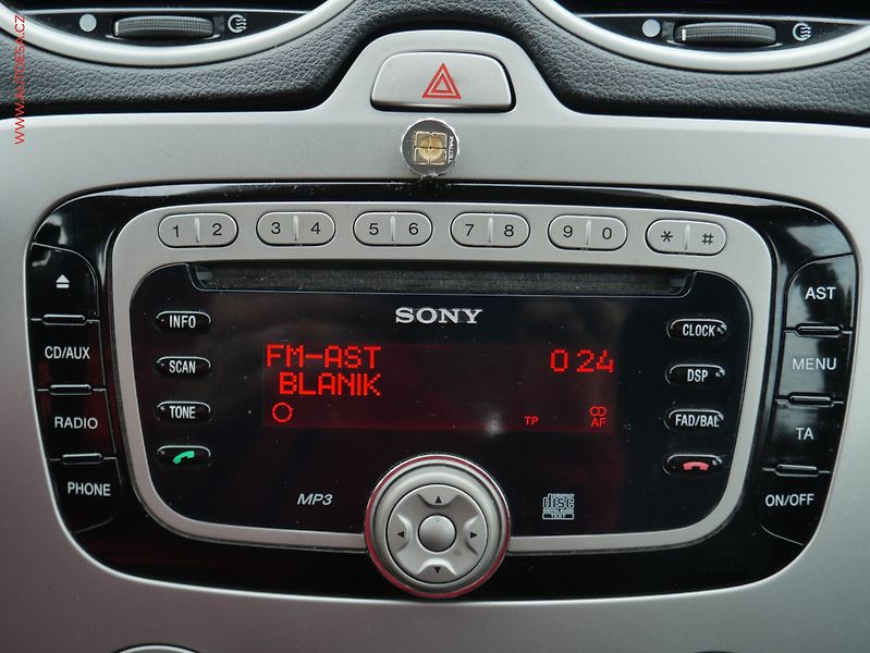 Ford Focus (2010) 1.6 TDCi, AC, tažné - fotka 15 z 19