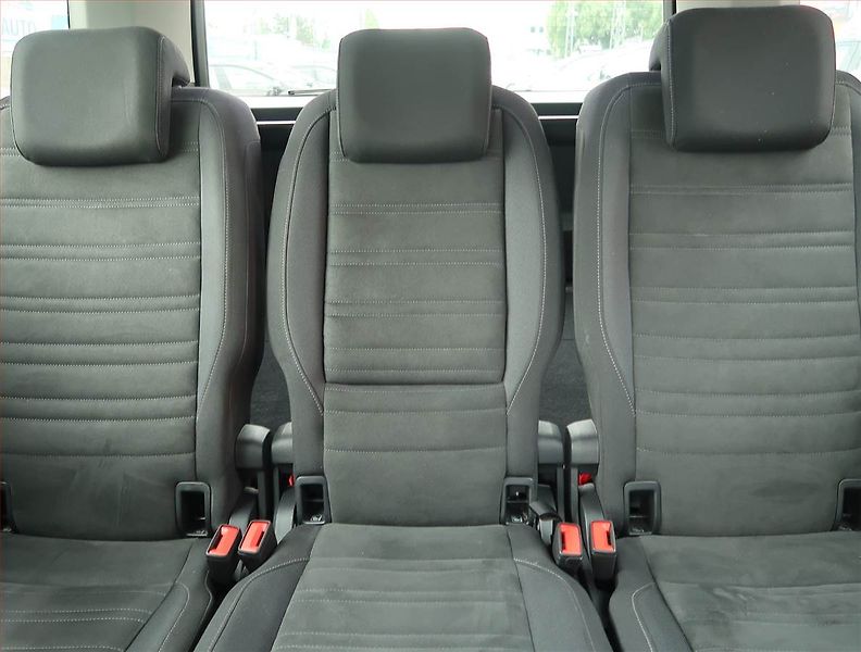 Volkswagen Touran (2023) 2.0 TDI - fotka 10 z 16