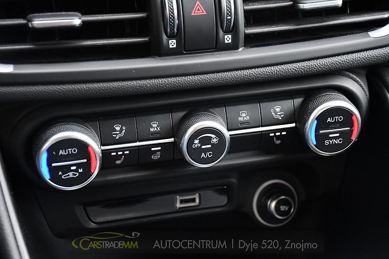 Alfa Romeo Giulia 2.0T 16V 206kW VELOCE AT8 Q4 - fotka 33 z 53
