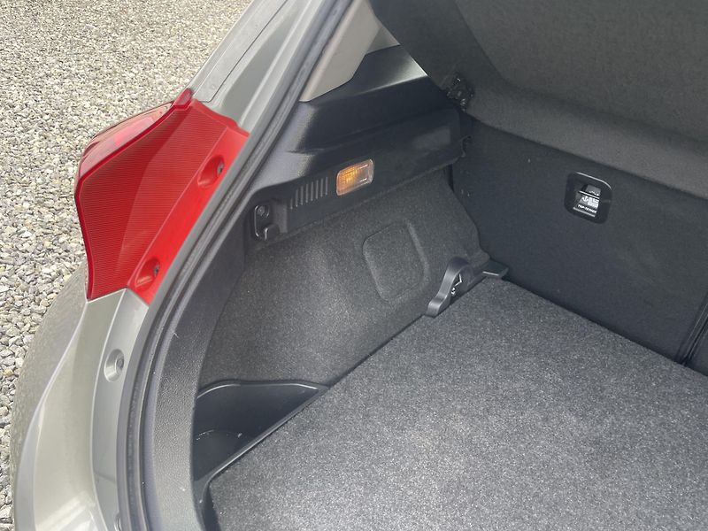 Toyota Auris 1.8i 16v HYBRID AUT SERVIS TOP - fotka 113 z 172