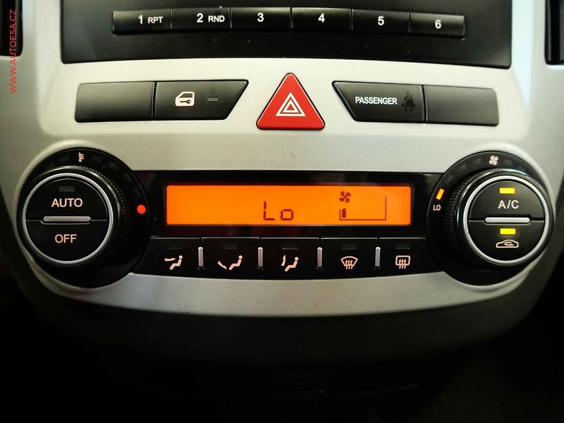 Toyota Auris (2010) 1.6VVTI, ČR, autoAC - fotka 19 z 19