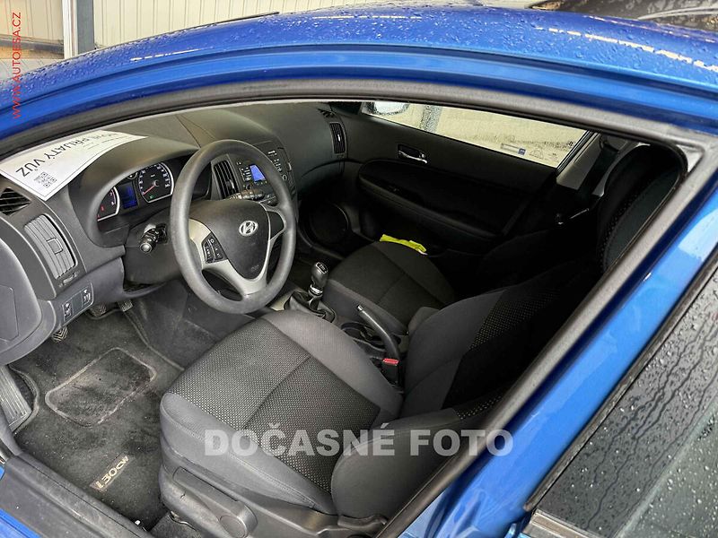 Hyundai i30 (2010) 1.4i, 1.maj,ČR, AC, park - fotka 3 z 3