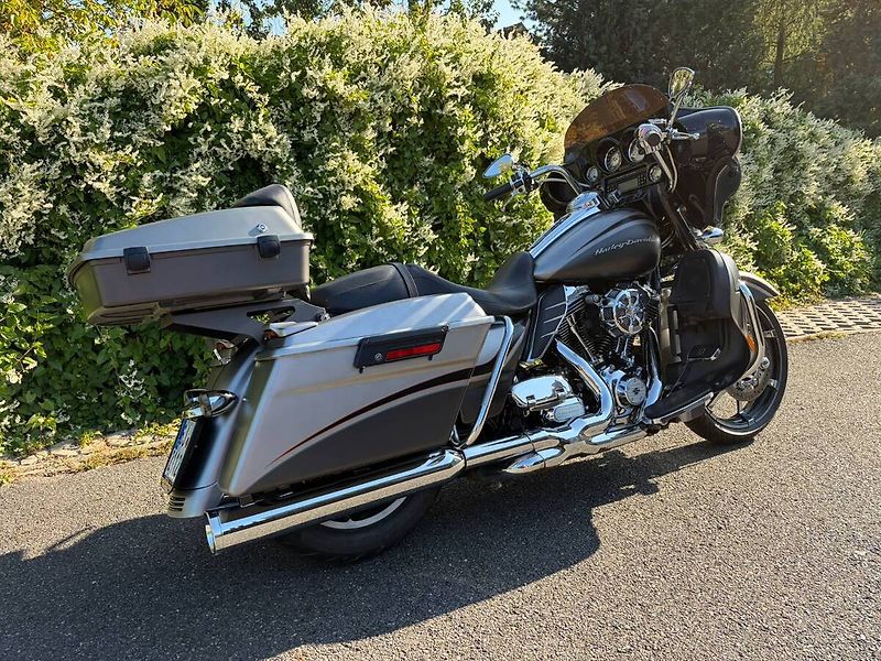 Harley-Davidson FLHX Street Glide (2012) - fotka 3 z 17