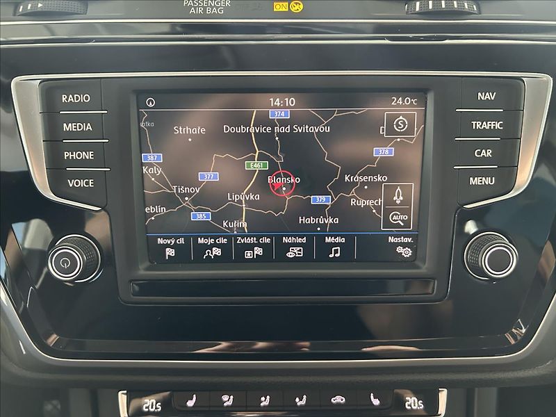 Volkswagen Touran 1,2   TSI 81kW,2.MAJ,SERVISKA - fotka 13 z 22