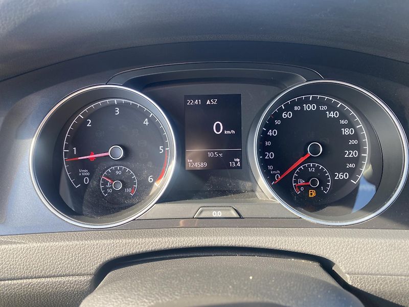 Volkswagen Golf 1.6TDi,PLNÁ VÝB.SUPER STAV!! - fotka 23 z 48