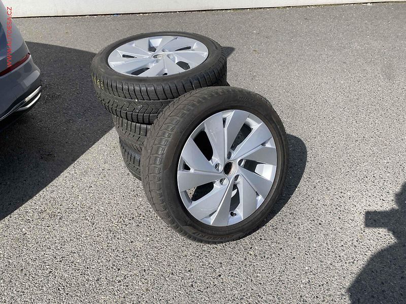 Volkswagen Golf (2023) 1.5 TSi, ČR, Style, AT, LED - fotka 21 z 21
