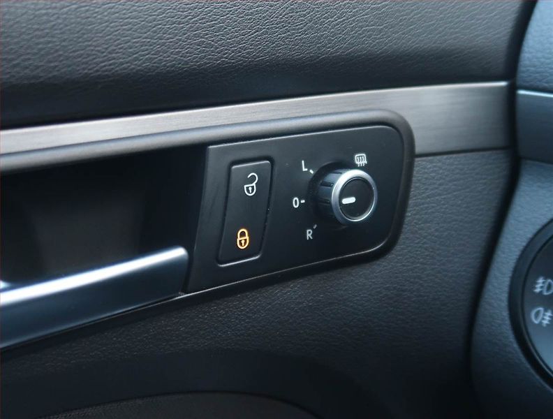 Volkswagen Touran (2011) 2.0 TDI, Automat, Navi, Xenony - fotka 19 z 23
