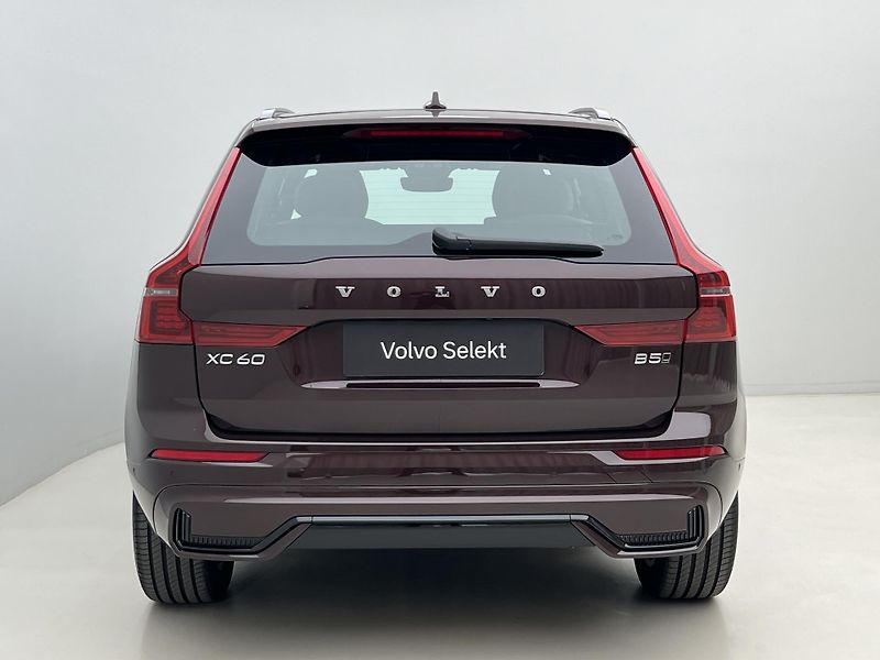 Volvo XC60 B5 AWD DARK PLUS CZ - fotka 12 z 44
