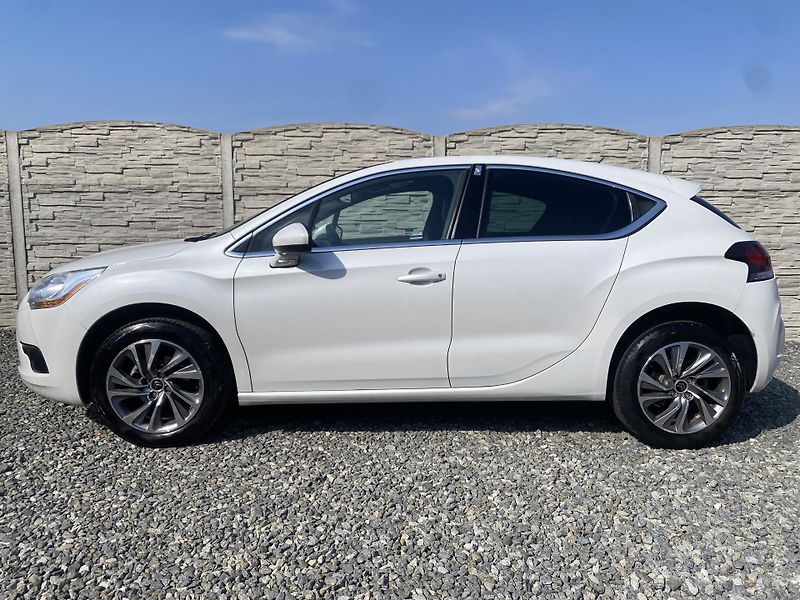 Citroën DS4 1.6i 16V 120PS EXCLUSIVE TOP!! - fotka 1 z 160