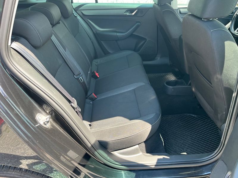 Škoda Rapid (2014) 1.6 TDi Velmi pěkný - fotka 12 z 15