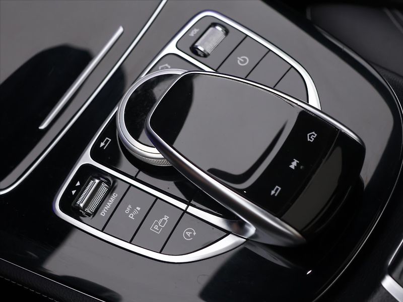 Mercedes-Benz Třídy E 2,0 220d 143kW Aut. AMG LED - fotka 31 z 40
