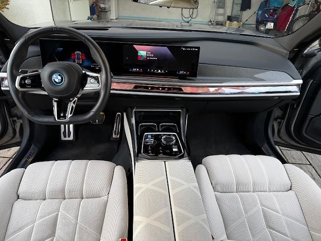 BMW i7 (2022) xDrive60 - fotka 12 z 14