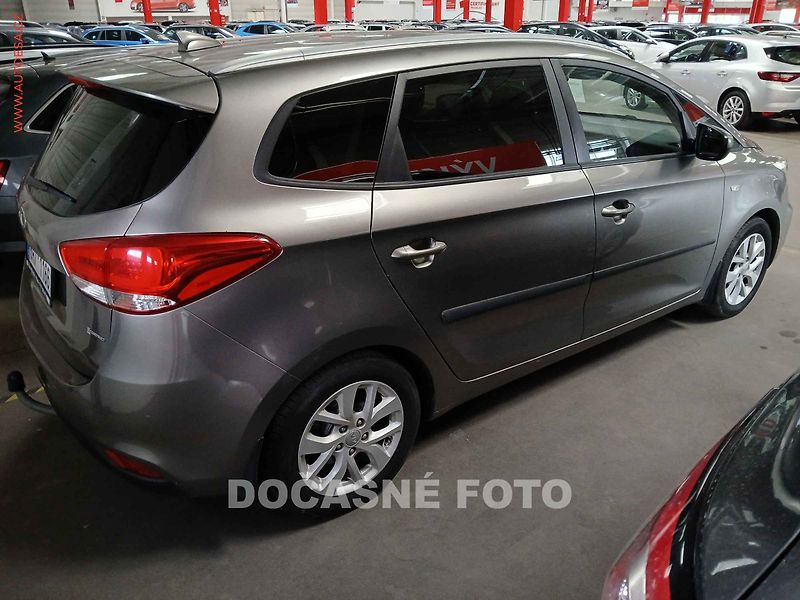 Kia Carens (2017) 1.6 i, 2.maj,ČR, navi, autoAC - fotka 2 z 3