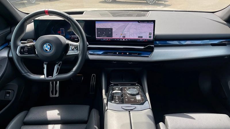 BMW i5 M60 xDrive HuD 360 H/K 4zon - fotka 6 z 11