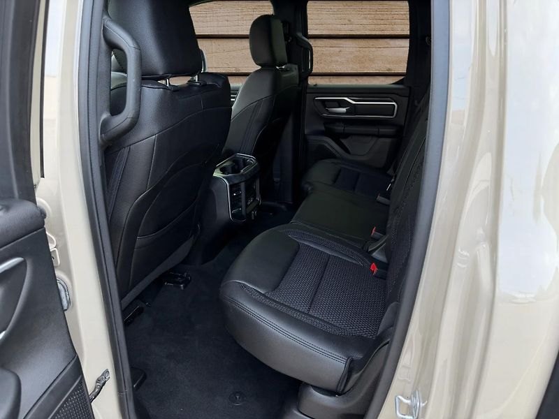 Dodge RAM (2022) +TRAVELLER+LOOK26+HEMI+ - fotka 16 z 24