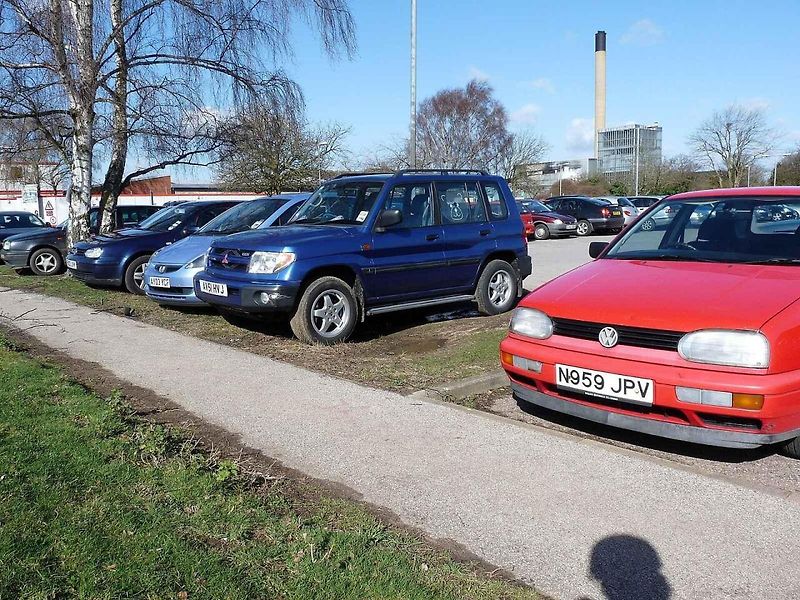 Auta odstavená na travnaté ploše mohou kromě dopravního přestupku poškodit také veřejnou zeleň.