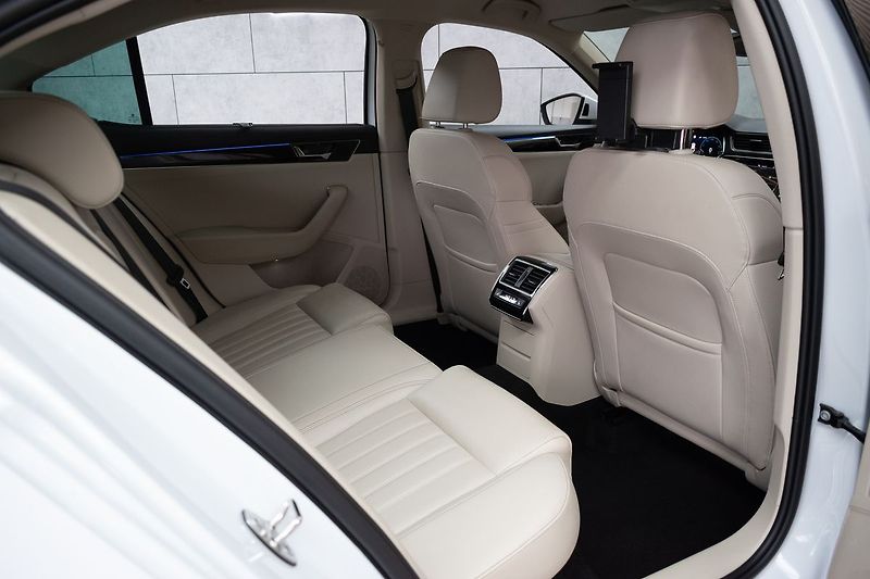 Škoda Superb 2.0 TDI L&K*TAŽNÉ*DPH*ČR 1.MAJ - fotka 14 z 52