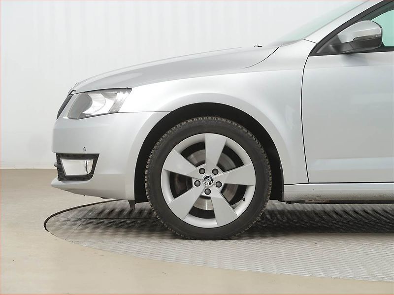 Škoda Octavia (2013) 1.8 TSI, Tempomat - fotka 15 z 17