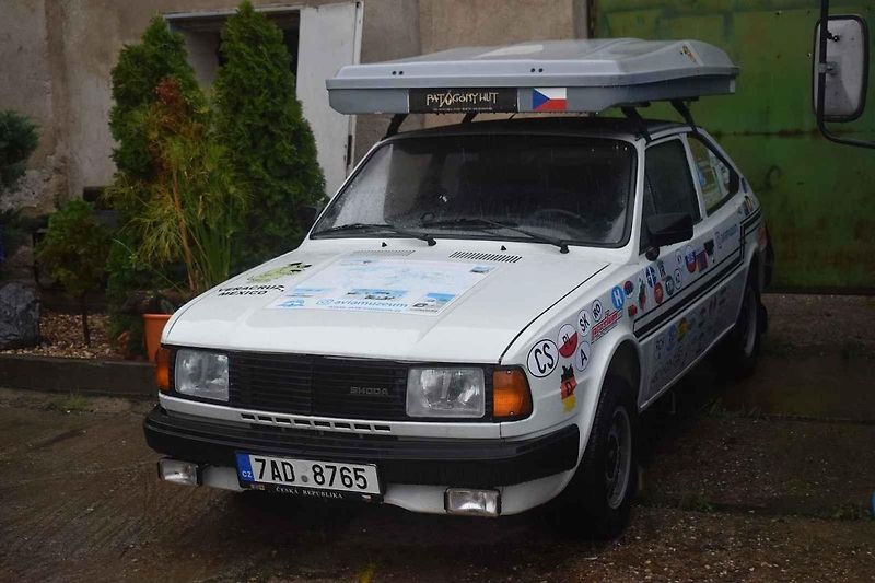 Ivan Monev zatím trénuje na cestu kolem světa s náhradním vozem.