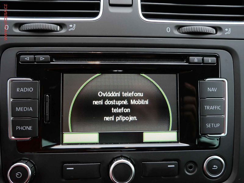 Volkswagen Golf (2011) 1.6 TDi, DSG, navi, park - fotka 16 z 20