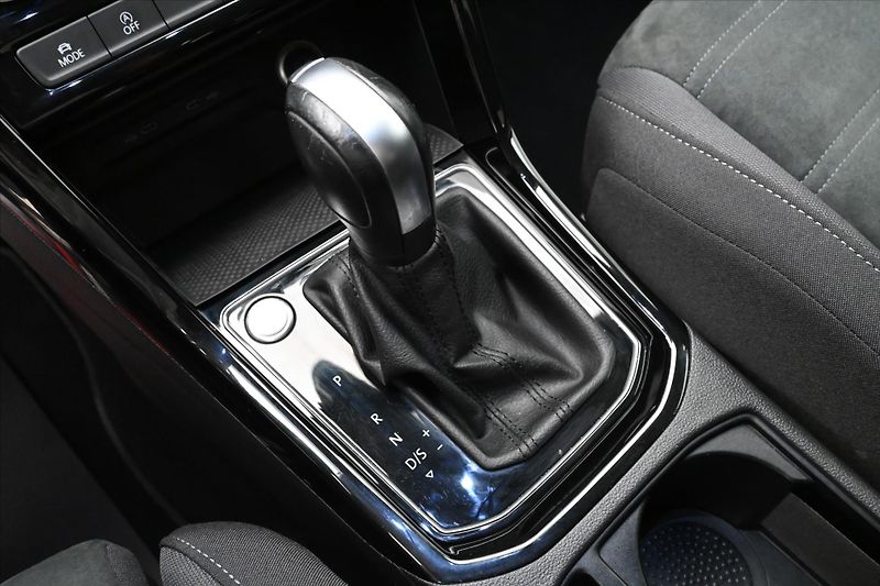 Volkswagen Touran 2,0 TDI 110 KW DSG 7 MÍST Záru - fotka 23 z 34