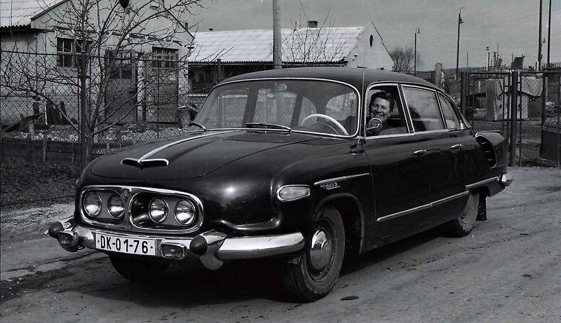 Tatra 603 před branou závodu Příbor