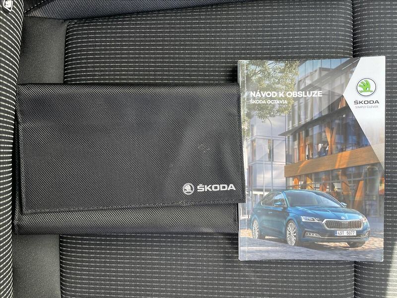 Škoda Octavia 2,0 TDI Combi Ambition Plus - fotka 18 z 22