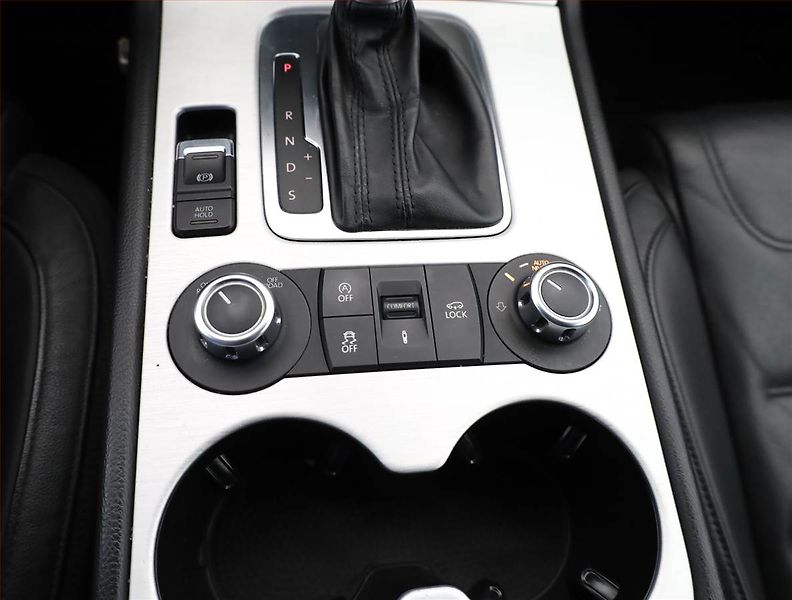 Volkswagen Touareg (2011) 3.0 TDI, 4X4, Automat - fotka 12 z 21