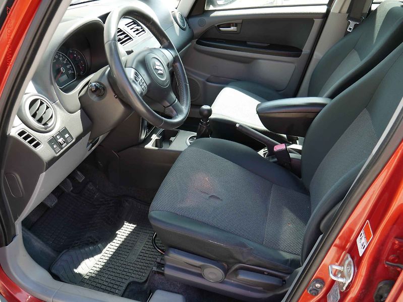 Suzuki SX4 (2006) 1.6i 4x4, AC, park.kamera - fotka 9 z 19