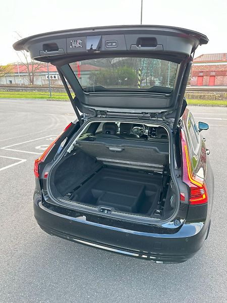 Volvo V90 (2021) B4/360KAM/H&K/TAŽNÉ/KŮŽE - fotka 5 z 10