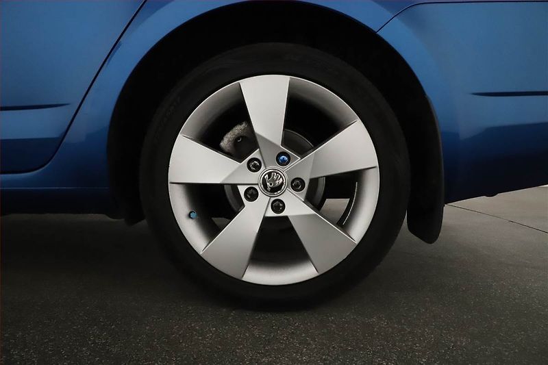 Škoda Octavia (2016) 1.4 TSI, Navi, Bi-Xenony - fotka 19 z 19
