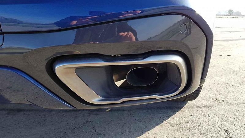 BMW potřebuje více točivého momentu, protože váží o půl tuny víc než Mercedes.