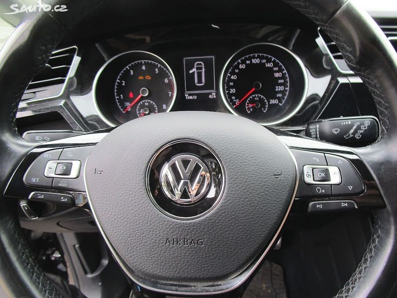 Volkswagen Touran 1,2TSI-81KW-NOVÁ STK+OLEJ - fotka 27 z 31