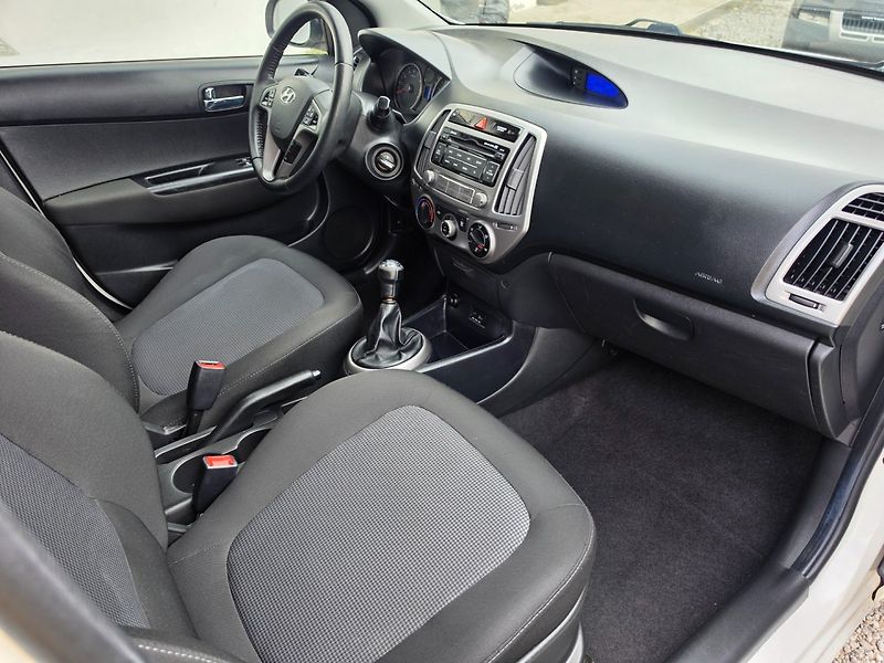Hyundai i20 (2014) 1.2i Velmi pěkný - fotka 17 z 19