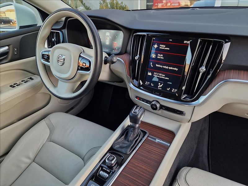 Volvo V60 D4 Cross Country AWD,ČR,1.Maj - fotka 41 z 50
