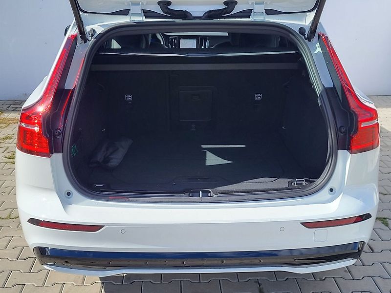 Volvo V60 PLUS DARK B4 FWD 145 kW - fotka 15 z 37