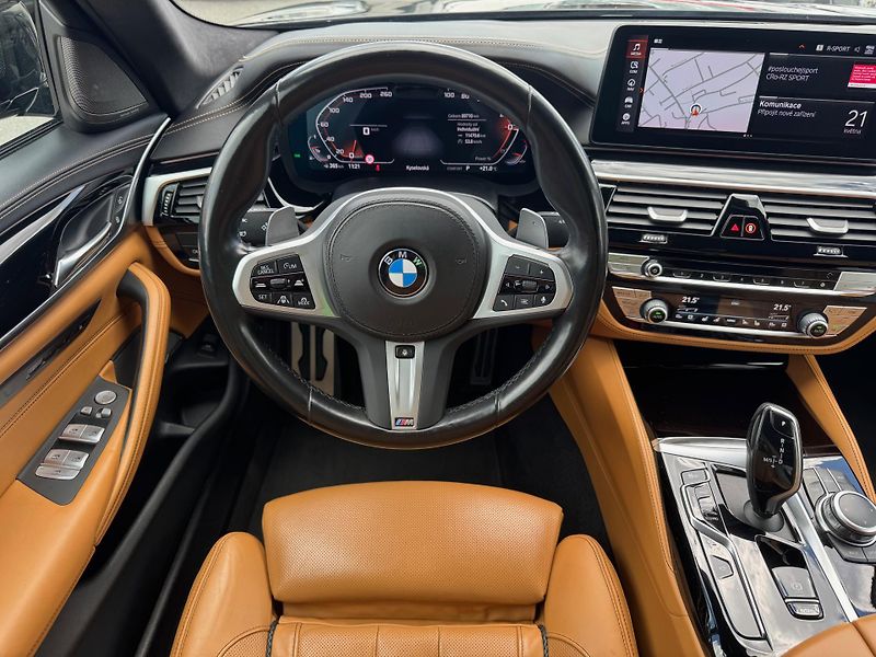 BMW Řada 5 (2022) M550i Xdrive - CZ - DPH - fotka 14 z 30