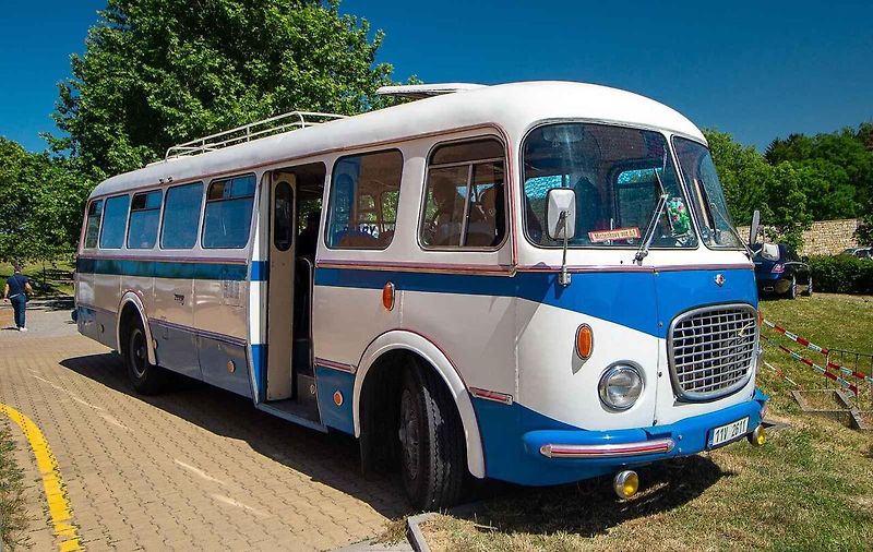 Jedním z autobusů, který si zahrál v komediální seriálu Chalupáři, byl vůz Karosa ŠD 11. Ten byl k vidění v sedmém díle s názvem Romeo z autobusu.
