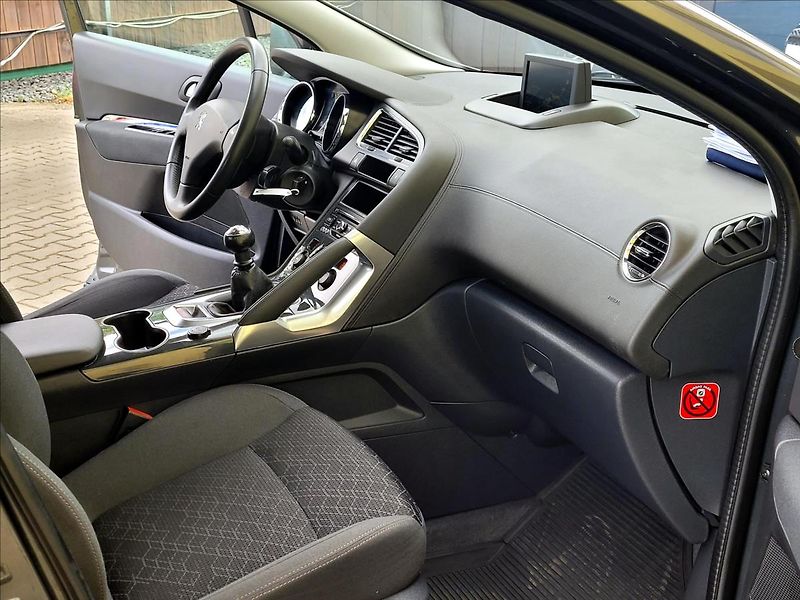 Peugeot 3008 1,6 b-HDi NAVi*SERV.KNÍŽKA* - fotka 24 z 43
