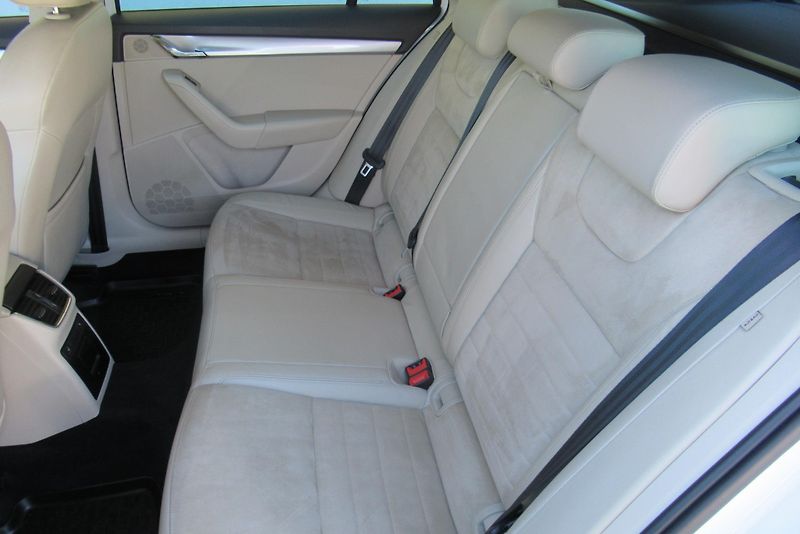Škoda Octavia 1.6 TDi DSG AUT.KLIMA TAŽNÉ - fotka 18 z 24