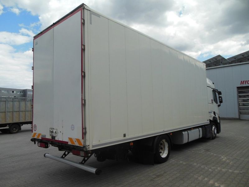 Renault Trucks T T460, Šatní skříň - fotka 3 z 29