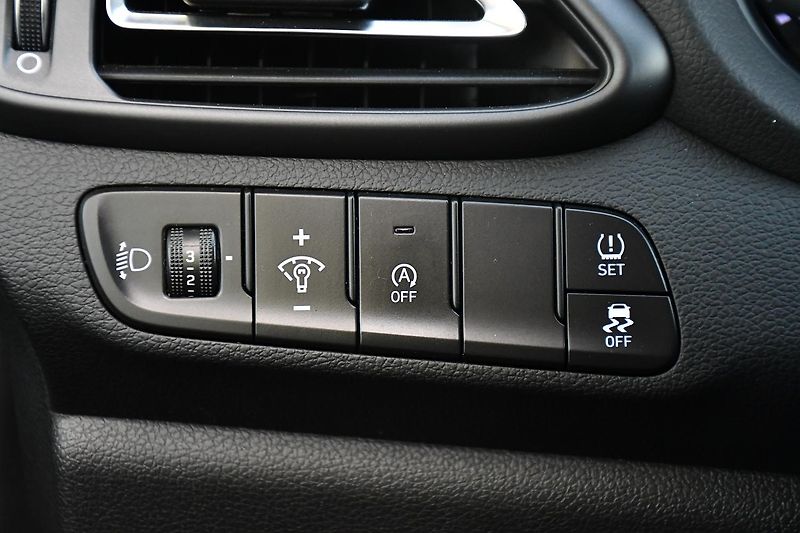 Hyundai i30 1,0T-GDi FAMILY SMART DCT ČR  - fotka 26 z 48